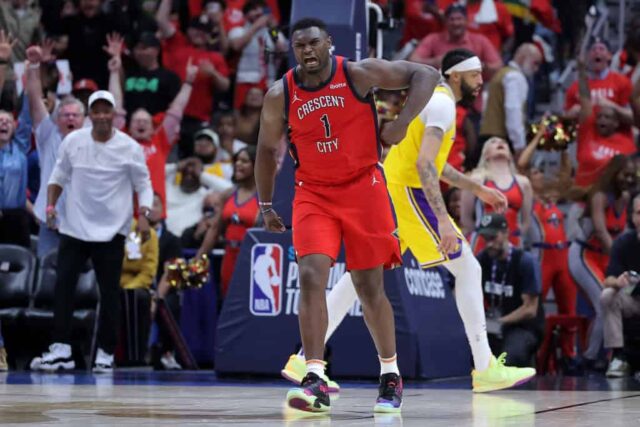Zion Williamson nº 1 do New Orleans Pelicans reage durante a segunda metade de um jogo do torneio play-in contra o Los Angeles Lakers no Smoothie King Center em 16 de abril de 2024 em Nova Orleans, Louisiana. 