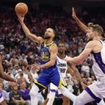 Stephen Curry, número 30 do Golden State Warriors, tenta uma chance contra o Sacramento Kings no primeiro quarto durante o torneio Play-In no Golden 1 Center em 16 de abril de 2024 em Sacramento, Califórnia.