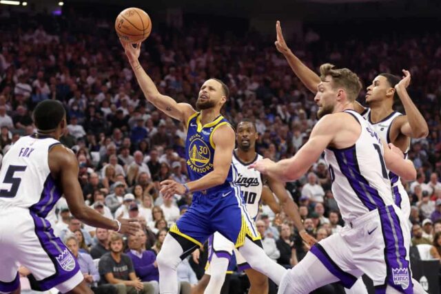 Stephen Curry, número 30 do Golden State Warriors, tenta uma chance contra o Sacramento Kings no primeiro quarto durante o torneio Play-In no Golden 1 Center em 16 de abril de 2024 em Sacramento, Califórnia. 