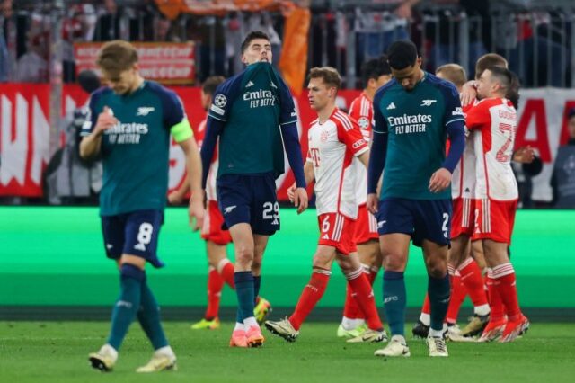 Jogadores do Arsenal parecem abatidos ao apito final após serem eliminados da Liga dos Campeões para o Bayern de Munique