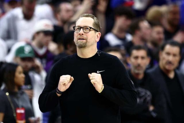 O técnico Nick Nurse do Philadelphia 76ers reage durante o quarto período contra o Miami Heat durante o torneio play-in da Conferência Leste no Wells Fargo Center em 17 de abril de 2024 na Filadélfia, Pensilvânia.