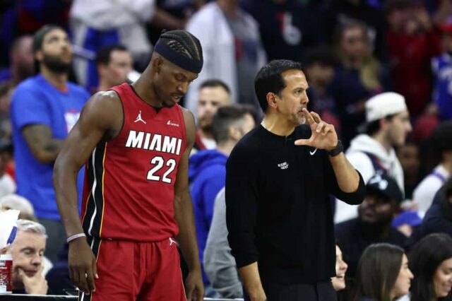 O técnico Erik Spoelstra e Jimmy Butler # 22 do Miami Heat durante o quarto período contra o Philadelphia 76ers durante o torneio play-in da Conferência Leste no Wells Fargo Center em 17 de abril de 2024 na Filadélfia, Pensilvânia.