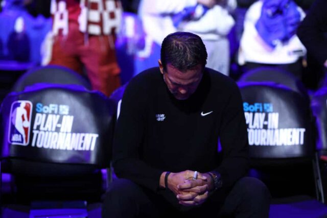     O técnico Erik Spoelstra, do Miami Heat, faz uma pausa antes de treinar contra o Philadelphia 76ers durante o torneio play-in da Conferência Leste no Wells Fargo Center em 17 de abril de 2024 na Filadélfia, Pensilvânia.