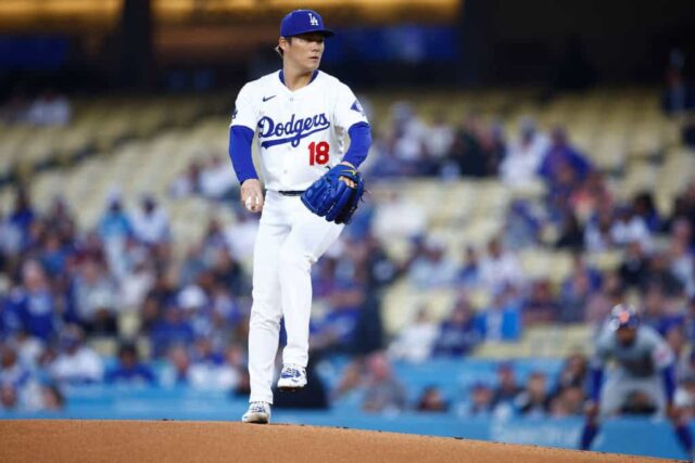 Yoshinobu Yamamoto nº 18 do Los Angeles Dodgers no Dodger Stadium em 19 de abril de 2024 em Los Angeles, Califórnia.