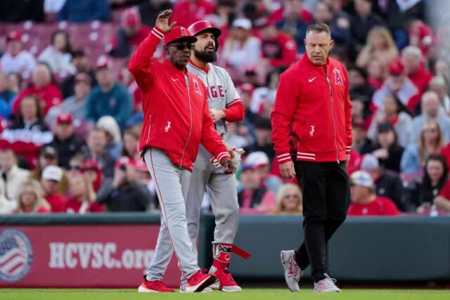 Anthony Rendon, nº 6 do Los Angeles Angels, deixa o jogo após se machucar no primeiro turno contra o Cincinnati Reds no Great American Ball Park em 20 de abril de 2024 em Cincinnati, Ohio.