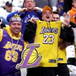 Os fãs assistem ao aquecimento entre o Denver Nuggets e o Los Angeles Lakers durante o primeiro jogo dos playoffs da primeira rodada da Conferência Oeste na Ball Arena em 20 de abril de 2024 em Denver, Colorado.