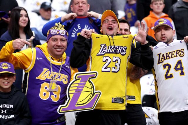     Os fãs assistem ao aquecimento entre o Denver Nuggets e o Los Angeles Lakers durante o primeiro jogo dos playoffs da primeira rodada da Conferência Oeste na Ball Arena em 20 de abril de 2024 em Denver, Colorado.
