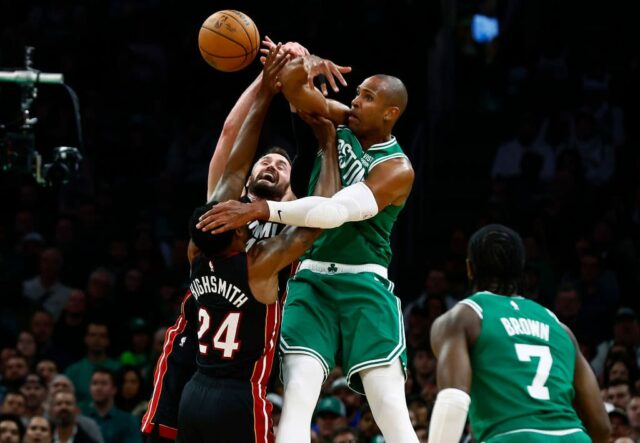 Al Horford #42 do Boston Celtics enfrenta Haywood Highsmith #24 e Kevin Love #42 do Miami Heat por uma bola perdida durante o segundo quarto do segundo jogo dos Playoffs da Primeira Rodada da Conferência Leste no TD Garden em 24 de abril de 2024 em Boston , Massachusetts.