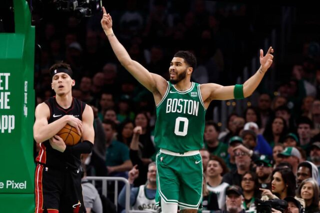 Jayson Tatum nº 0 do Boston Celtics implora por uma chamada de goleiro enquanto Tyler Herro nº 14 do Miami Heat embala a bola durante o segundo quarto do segundo jogo dos Playoffs da Primeira Rodada da Conferência Leste no TD Garden em 24 de abril de 2024 em Boston, Massachusetts.