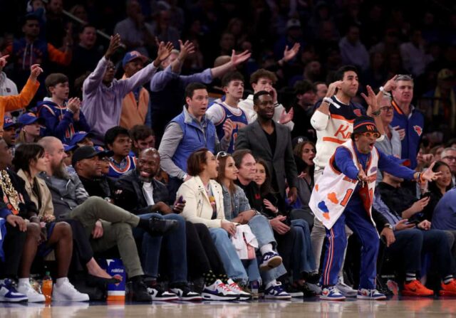 Os fãs do New York Knicks reagem depois que uma falta é marcada contra Miles McBride # 2 do New York Knicks durante o segundo tempo do primeiro jogo dos Playoffs da Primeira Rodada da Conferência Leste no Madison Square Garden em 20 de abril de 2024 na cidade de Nova York.  O New York Knicks derrotou o Philadelphia 76ers por 111-104.