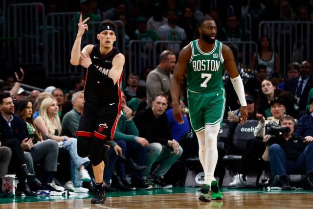 Tyler Herro # 14 do Miami Heat comemora uma cesta de três pontos ao passar por Jaylen Brown # 7 do Boston Celtics durante o terceiro quarto do segundo jogo dos Playoffs da Primeira Rodada da Conferência Leste no TD Garden em 24 de abril de 2024 em Boston , Massachusetts.