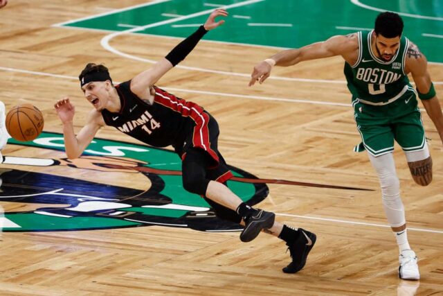 Tyler Herro # 14 do Miami Heat cai após ser derrubado por Jayson Tatum # 0 do Boston Celtics durante o quarto quarto do segundo jogo dos Playoffs da Primeira Rodada da Conferência Leste no TD Garden em 24 de abril de 2024 em Boston, Massachusetts.