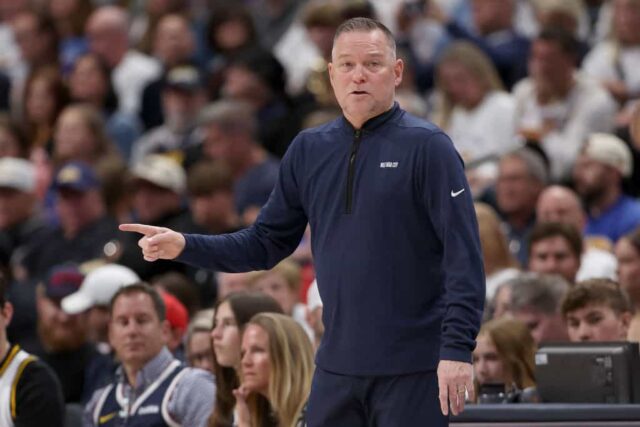 O técnico Michael Malone, do Denver Nuggets, dirige seu time contra o Los Angeles Lakers no primeiro quarto, durante o primeiro jogo dos playoffs da primeira rodada da Conferência Oeste, na Ball Arena, em 20 de abril de 2024, em Denver, Colorado.  