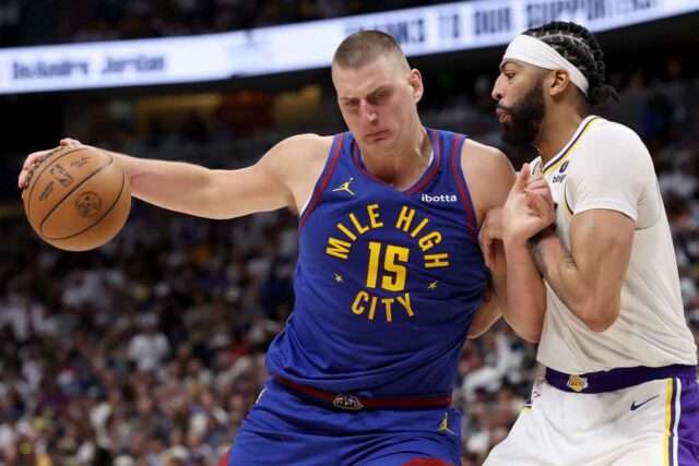 Nikola Jokic nº 15 do Denver Nuggets enfrenta Anthony Davis nº 3 do Los Angeles Lakers no terceiro quarto durante o primeiro jogo dos playoffs da primeira rodada da Conferência Oeste na Ball Arena em 20 de abril de 2024 em Denver, Colorado.