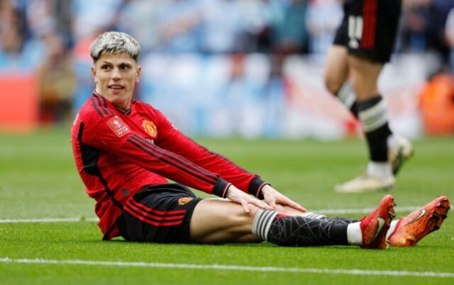 Alejandro Garnacho fotografado em ação pelo Man Utd contra o Coventry