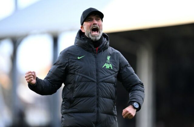 Jurgen Klopp fotografado comemorando com torcedores do Liverpool após a vitória sobre o Fulham