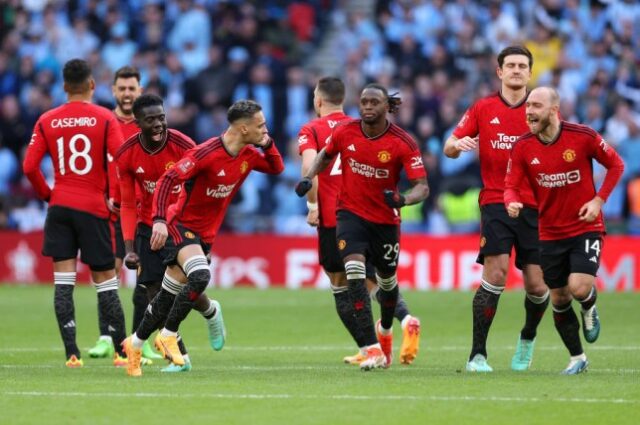 Jogadores do Manchester United comemoram a vitória sobre o Coventry