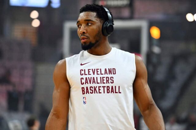 Donovan Mitchell # 45 do Cleveland Cavaliers se aquece antes do segundo jogo dos Playoffs da Primeira Rodada da Conferência Leste contra o Orlando Magic no Rocket Mortgage Fieldhouse em 22 de abril de 2024 em Cleveland, Ohio.