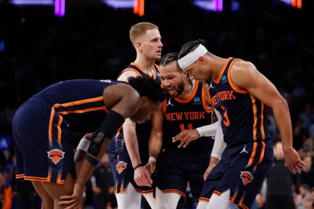 Jalen Brunson nº 11 do New York Knicks se reúne com Josh Hart nº 3, Donte DiVincenzo nº 0 e OG Anunoby nº 8 do New York Knicks durante o segundo tempo contra o Philadelphia 76ers no segundo jogo dos playoffs da primeira rodada da Conferência Leste em Madison Square Garden em 22 de abril de 2024 na cidade de Nova York.  Os Knicks venceram por 104-101.