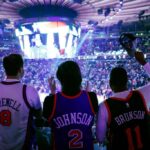 Os fãs reagem no início do jogo entre o New York Knicks e o Philadelphia 76ers no segundo jogo dos playoffs da primeira rodada da Conferência Leste no Madison Square Garden em 22 de abril de 2024 na cidade de Nova York.