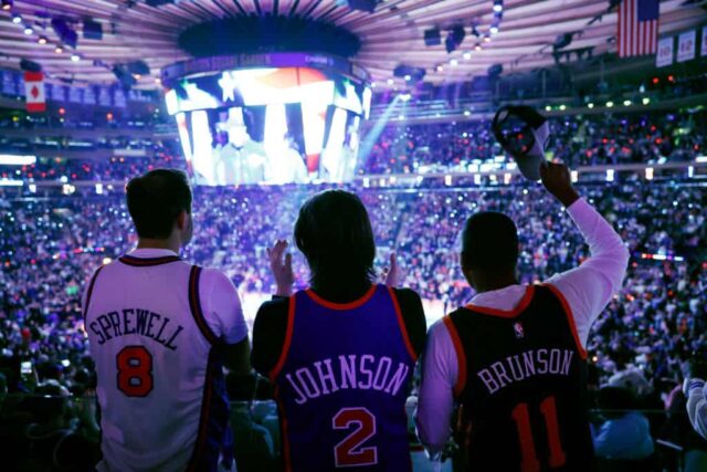 Os fãs reagem no início do jogo entre o New York Knicks e o Philadelphia 76ers no segundo jogo dos playoffs da primeira rodada da Conferência Leste no Madison Square Garden em 22 de abril de 2024 na cidade de Nova York.