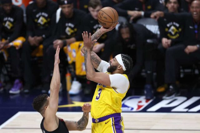 Anthony Davis, nº 3 do Los Angeles Lakers, arremessa contra Michael Porter Jr. nº 1 do Denver Nuggets no primeiro quarto durante o segundo jogo dos playoffs da primeira rodada da Conferência Oeste na Ball Arena em 22 de abril de 2024 em Denver, Colorado .