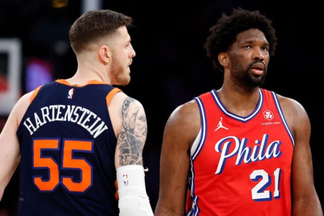 Joel Embiid nº 21 do Philadelphia 76ers enfrenta Isaiah Hartenstein nº 55 do New York Knicks durante o jogo do segundo jogo dos playoffs da primeira rodada da Conferência Leste no Madison Square Garden em 22 de abril de 2024 na cidade de Nova York.  Os Knicks venceram por 104-101.