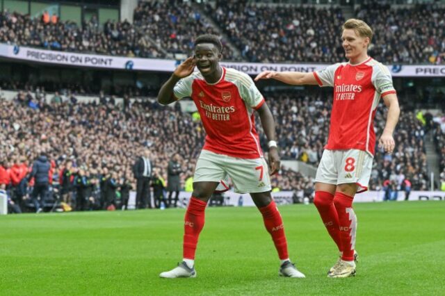 Bukayo Saka comemora seu gol pelo Arsenal contra o Tottenham no domingo