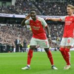 Bukayo Saka comemora com o capitão do Arsenal, Martin Odegaard