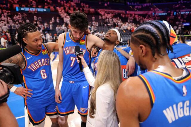 Chet Holmgren nº 7 do Oklahoma City Thunder e seus companheiros de equipe são entrevistados após o segundo jogo da primeira rodada dos playoffs da NBA contra o New Orleans Pelicans no Paycom Center em 24 de abril de 2024 em Oklahoma City, Oklahoma.