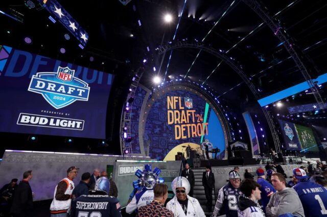 Os fãs se reúnem antes da primeira rodada do Draft da NFL de 2024 no Campus Martius Park e Hart Plaza em 25 de abril de 2024 em Detroit, Michigan. 