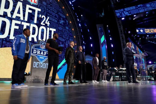 O comissário da NFL Roger Goodell fala durante a primeira rodada do Draft da NFL de 2024 no Campus Martius Park e Hart Plaza em 25 de abril de 2024 em Detroit, Michigan.