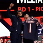 Caleb Williams posa com o comissário da NFL Roger Goodell depois de ser selecionado em primeiro lugar geral pelo Chicago Bears durante a primeira rodada do Draft da NFL de 2024 no Campus Martius Park e Hart Plaza em 25 de abril de 2024 em Detroit, Michigan.