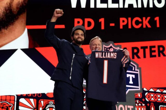 Caleb Williams posa com o comissário da NFL Roger Goodell depois de ser selecionado em primeiro lugar geral pelo Chicago Bears durante a primeira rodada do Draft da NFL de 2024 no Campus Martius Park e Hart Plaza em 25 de abril de 2024 em Detroit, Michigan. 