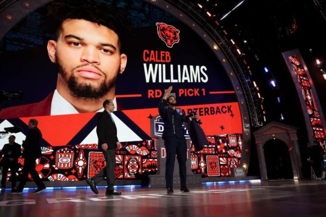 Caleb Williams comemora depois de ser selecionado em primeiro lugar geral pelo Chicago Bears durante a primeira rodada do Draft da NFL de 2024 no Campus Martius Park e Hart Plaza em 25 de abril de 2024 em Detroit, Michigan.