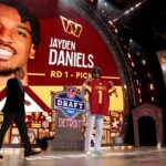 Jayden Daniels comemora depois de ser selecionado em segundo lugar geral pelos Washington Commanders durante a primeira rodada do Draft da NFL de 2024 no Campus Martius Park e Hart Plaza em 25 de abril de 2024 em Detroit, Michigan.