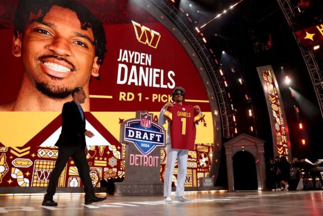 Jayden Daniels comemora depois de ser selecionado em segundo lugar geral pelos Washington Commanders durante a primeira rodada do Draft da NFL de 2024 no Campus Martius Park e Hart Plaza em 25 de abril de 2024 em Detroit, Michigan.