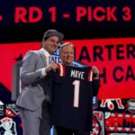 Drake Maye posa com o comissário da NFL Roger Goodell depois de ser selecionado em terceiro lugar geral pelo New England Patriots durante a primeira rodada do Draft da NFL de 2024 no Campus Martius Park e Hart Plaza em 25 de abril de 2024 em Detroit, Michigan.