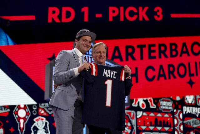 Drake Maye posa com o comissário da NFL Roger Goodell depois de ser selecionado em terceiro lugar geral pelo New England Patriots durante a primeira rodada do Draft da NFL de 2024 no Campus Martius Park e Hart Plaza em 25 de abril de 2024 em Detroit, Michigan.