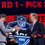 Drake Maye comemora com o comissário da NFL Roger Goodell depois de ser selecionado em terceiro lugar geral pelo New England Patriots durante a primeira rodada do Draft da NFL de 2024 no Campus Martius Park e Hart Plaza em 25 de abril de 2024 em Detroit, Michigan.