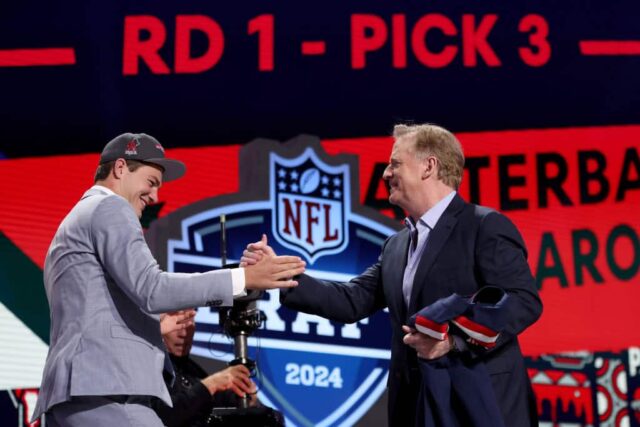 Drake Maye comemora com o comissário da NFL Roger Goodell depois de ser selecionado em terceiro lugar geral pelo New England Patriots durante a primeira rodada do Draft da NFL de 2024 no Campus Martius Park e Hart Plaza em 25 de abril de 2024 em Detroit, Michigan.
