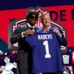 Malik Nabers posa com o comissário da NFL Roger Goodell depois de ser selecionado em sexto lugar geral pelo New York Giants durante a primeira rodada do Draft da NFL de 2024 no Campus Martius Park e Hart Plaza em 25 de abril de 2024 em Detroit, Michigan.