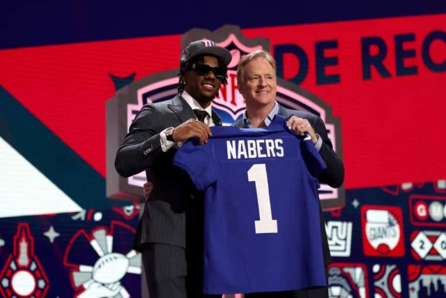 Malik Nabers posa com o comissário da NFL Roger Goodell depois de ser selecionado em sexto lugar geral pelo New York Giants durante a primeira rodada do Draft da NFL de 2024 no Campus Martius Park e Hart Plaza em 25 de abril de 2024 em Detroit, Michigan.