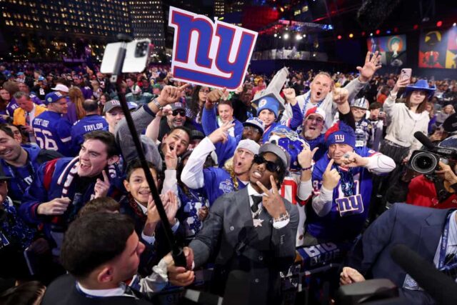 Malik Nabers comemora com os fãs depois de ser selecionado em sexto lugar geral pelo New York Giants durante a primeira rodada do Draft da NFL de 2024 no Campus Martius Park e Hart Plaza em 25 de abril de 2024 em Detroit, Michigan.