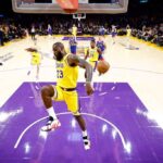 LeBron James # 23 do Los Angeles Lakers faz uma enterrada contra o Denver Nuggets no primeiro quarto durante o terceiro jogo dos playoffs da primeira rodada da Conferência Oeste na Crypto.com Arena em 25 de abril de 2024 em Los Angeles, Califórnia.