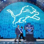 O ex-running back do Detroit Lions Barry Sanders e o prefeito de Detroit Mike Duggan sobem ao palco durante a segunda rodada do draft da NFL de 2024 no Campus Martius Park em 26 de abril de 2024 em Detroit, Michigan.