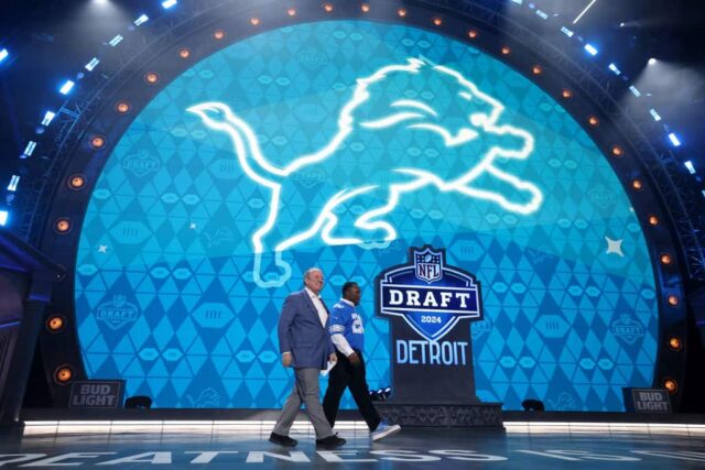 O ex-running back do Detroit Lions Barry Sanders e o prefeito de Detroit Mike Duggan sobem ao palco durante a segunda rodada do draft da NFL de 2024 no Campus Martius Park em 26 de abril de 2024 em Detroit, Michigan.