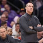 O técnico Frank Vogel do Phoenix Suns reage durante a segunda metade do terceiro jogo dos playoffs da primeira rodada da Conferência Oeste no Footprint Center em 26 de abril de 2024 em Phoenix, Arizona.  Os Timberwolves derrotaram os Suns por 126-109.