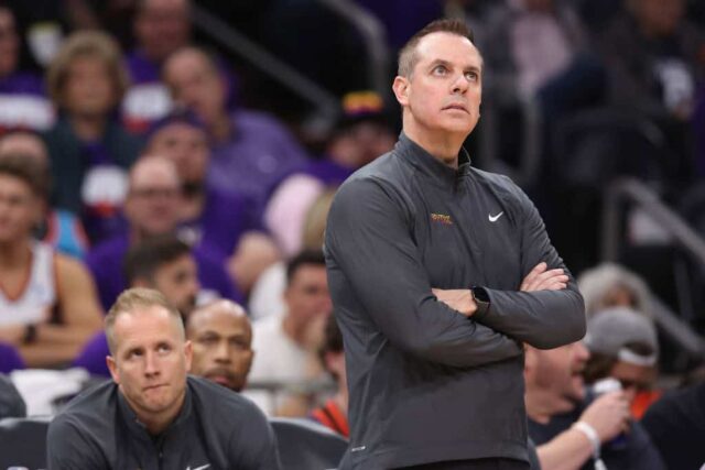 O técnico Frank Vogel do Phoenix Suns reage durante a segunda metade do terceiro jogo dos playoffs da primeira rodada da Conferência Oeste no Footprint Center em 26 de abril de 2024 em Phoenix, Arizona.  Os Timberwolves derrotaram os Suns por 126-109.