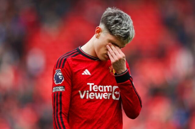 Alejandro Garnacho parece abatido após a partida da Premier League entre Manchester United e Burnley em Old Trafford